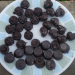 Domácí máslové bonbóny: výživná sladkost (karob)