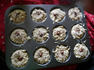 Takto vypadaly muffiny, než šly do trouby, dala jsem do těsta i strouhaný kokos